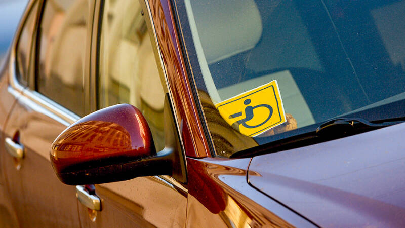 В Госдуме предложили запретить эвакуацию авто со знаком &laquo;Инвалид&raquo;