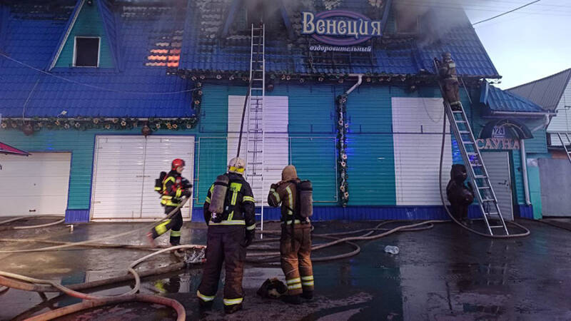 Один человек пострадал при пожаре в здании с сауной в Барнауле