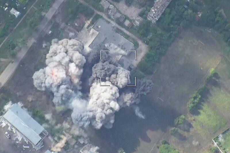 Появились кадры второго удара ФАБ-3000 по&nbsp;объекту в&nbsp;Харьковской области