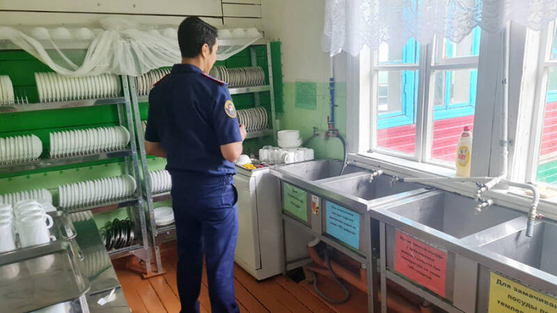 В Туве проверят оздоровительные лагеря после отравления более 30 детей