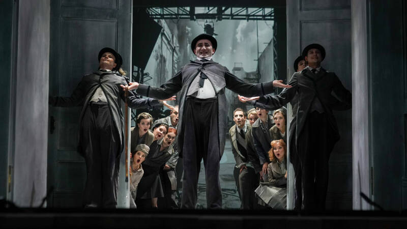 Сто оттенков серого: &laquo;Паяцы&raquo; в Большом театре стали черно-белым фильмом