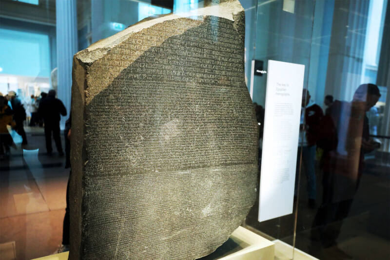 Розеттский камень с древнеегипетскими надписями был обнаружен 225 лет назад