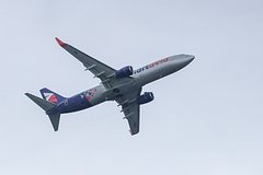 Россиянин открыл аварийный люк самолета из-за жары в салоне