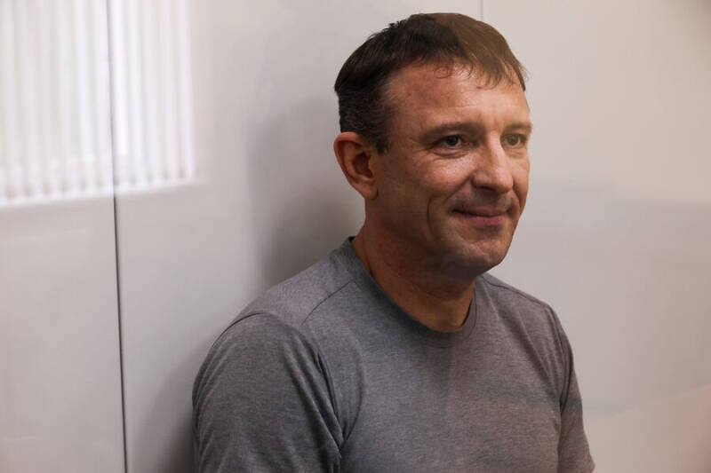 Генерала Попова у суда встретили друзья в футболках с его фото и позывным